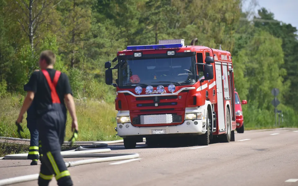 Brandbil på vägen 